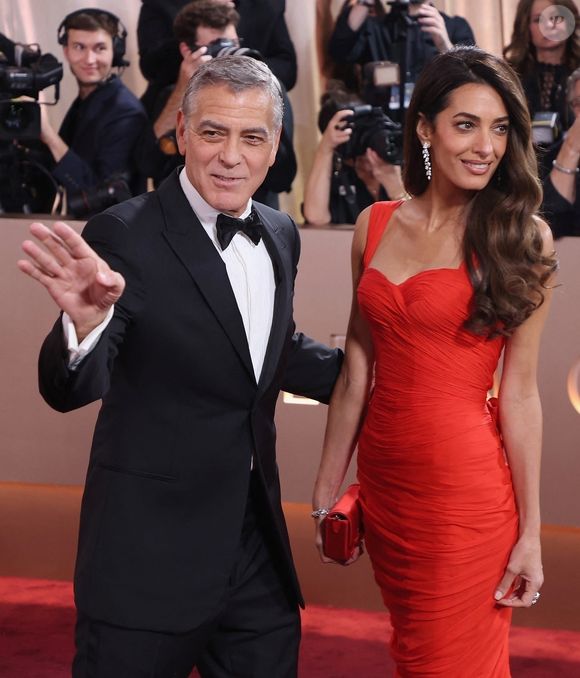 George Clooney a surtout marqué le public par son intervention sur scène au moment de remettre un prix.

Les célébrités du cinéma et de la télévision sont arrivées au Beverly Hilton pour la 83ème édition des Golden Globe Awards à Beverly Hills.