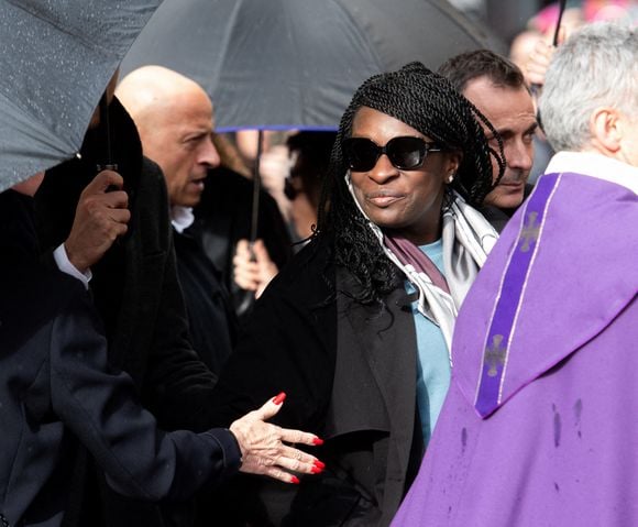 Parmi les personnes présentes, sa compagne, la styliste sénégalaise Ramatoulaye Diop.

Ramatoulaye Diop lors de la cérémonie d'enterrement de Michel Blanc à l'église Saint Eustache à Paris, France, le 10 octobre 2024. 

Photo : Franck Castel / Bestimage