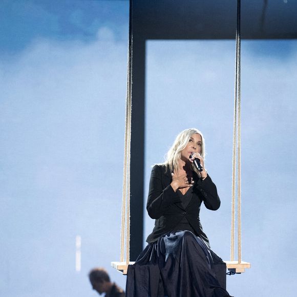 La présidente d'honneur Zazie se produit sur scène lors des 39e Victoires de la Musique à la Seine Musicale le 9 février 2024 à Boulogne-Billancourt.