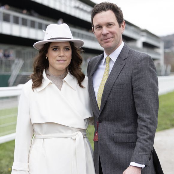 Au travers de son clavier, Eugénie d'York a également ajouté tout en se replongeant dans ses souvenirs : "Je pense à toi là-haut, mon amie, à ton esprit qui était si brillant et à ta joie qui a apporté tant de choses". 

La princesse Eugenie d’York et son mari Jack Brooksbank - La famille royale au Cheltenham Festival 2024 - jour 2 à l'hippodrome de Cheltenham le 13 mars 2024. (AGENCE / BESTIMAGE).
