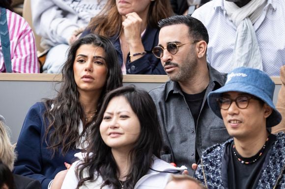Adil Rami et sa compagne en tribunes lors des Internationaux de France de Tennis de Roland Garros 2025, à Paris, France, le 7 juin 2025. © Cyril Moreau/Bestimage