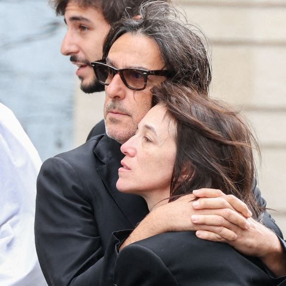 Charlotte Gainsbourg et Yvan Attal aux obsèques de Jane Birkin le 24 juillet 2023. Photo by Jerome Domine/ABACAPRESS.COM