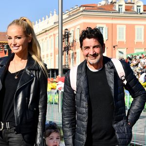 Adriana Karembeu, son ex-mari Aram et leur fille Nina durant la première bataille de fleurs du Carnaval de Nice 2022, le 13 février 2022. 

Photo : Bruno Bebert / Bestimage