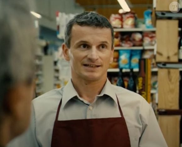 Pour rappel, Nicolas Beaucaire avait joué dans cinq épisodes de l'ex-saga emblématique de France 3 en 2008. A l'écran, le cinquantenaire avait prêté ses traits au personnage d'Aurélien Duplessis.

Bande démo de Nicolas Beaucaire datant 2018 dévoilé sur YouTube dans lequel il est mis à l'honneur dans d'innombrables oeuvres à l'instar de Les Gamins, Ainsi soient-ils ou encore Le Capital. (Capture d'écran).