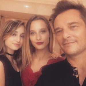 Elle revient avec tendresse sur son rôle de grand-mère auprès des enfants de ses filles Ilona et Emma Smet.

David Hallyday avec ses filles Ilona et Emma.