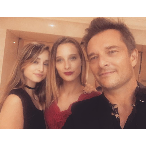 Elle revient avec tendresse sur son rôle de grand-mère auprès des enfants de ses filles Ilona et Emma Smet.

David Hallyday avec ses filles Ilona et Emma.