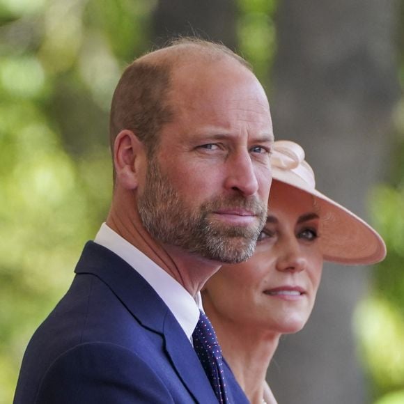 Alors que le Prince William et Kate Middleton vivent actuellement dans Adelaide Cottage avec leurs enfants George, Charlotte et Louis, il se pourrait bien qu’ils envisagent de quitter les lieux pour une demeure bien plus imposante : le Fort Belvedere.

Les Majestés le Roi et la Reine ont officiellement accueilli le Président et Mme Macron au château de Windsor, au Royaume-Uni. Photo by Arthur Edwards/News Licensing/ABACAPRESS.COM