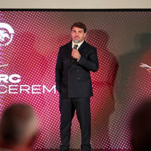 Antoine Dupont lors de la cérémonie d'ouverture du Qatar Prix de l'Arc de Triomphe au Pré Catelan le 2 octobre 2025.

© Anne-Sophie Guebey / Bestimage
