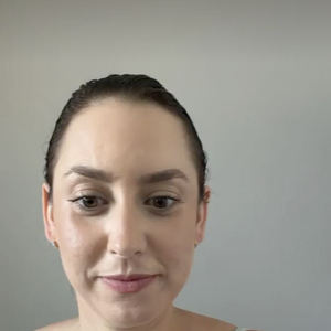 À 34 ans, la jeune femme se lance pleinement dans la musique avec un projet très personnel qui reflète son identité et son histoire.
Compte Instagram de Jazmin Grimaldi.