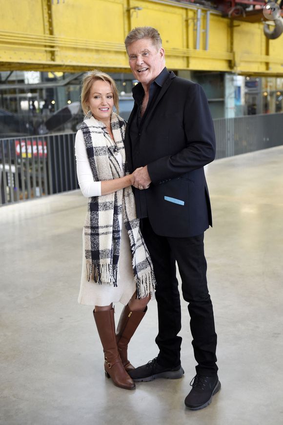 David Hasselhoff et sa femme Hayley Roberts lors de la présentation de sa tournée 2023 au restaurant Waca à Munich. Le 18 octobre 2022.