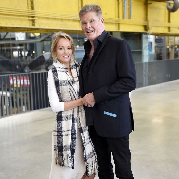 David Hasselhoff et sa femme Hayley Roberts lors de la présentation de sa tournée 2023 au restaurant Waca à Munich. Le 18 octobre 2022.