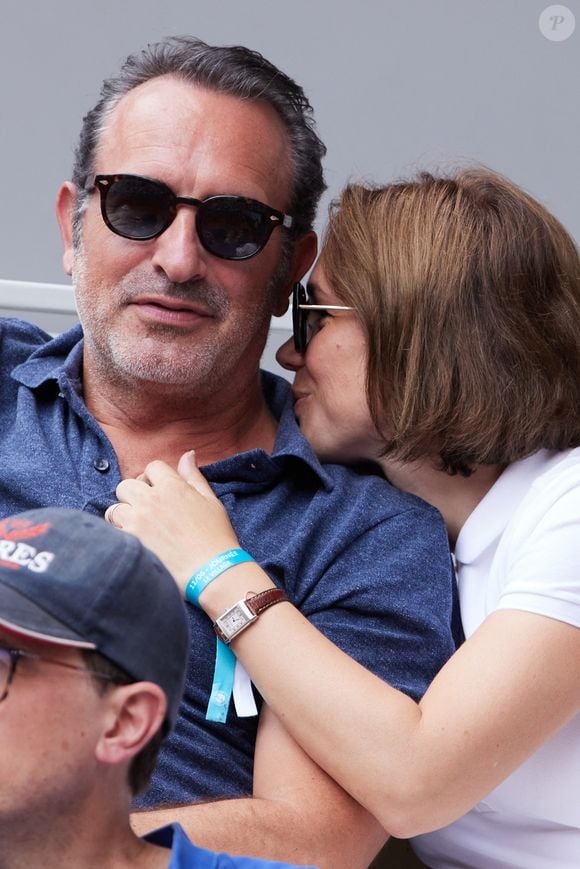 Jean Dujardin et sa femme Nathalie Péchalat - Célébrités en tribunes des Internationaux de France de tennis de Roland Garros 2023 à Paris le 11 juin 2023. © Jacovides-Moreau/Bestimage