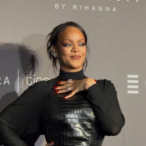 Rihanna a dévoilé un nouveau tatouage très personnel sur sa jambe.

La superstar mondiale, Rihanna, est éblouissante dans une robe Alaïa moulante lors de la soirée organisée pour le lancement de Fenty Beauty à Mumbai, en Inde. Photo par Backgrid USA / Bestimage