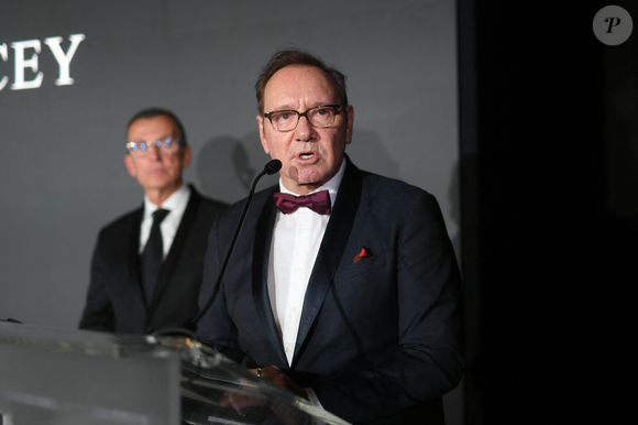 Présumé innocent, Kevin Spacey s'est donc rendu à Cannes, ces derniers jours. L'acteur, qui sera prochainement à l’affiche du film "The Contract", a notamment reçu un prix de la fondation Better World Fund, pour saluer l'ensemble de sa carrière.

Manuel Collas de La Roche, Kevin Spacey - Soirée de gala "Better World Fund" à l'hôtel Carlton lors du 78ème Festival International du Film de Cannes le 20 mai 2025. © Lionel Urman/Bestimage
