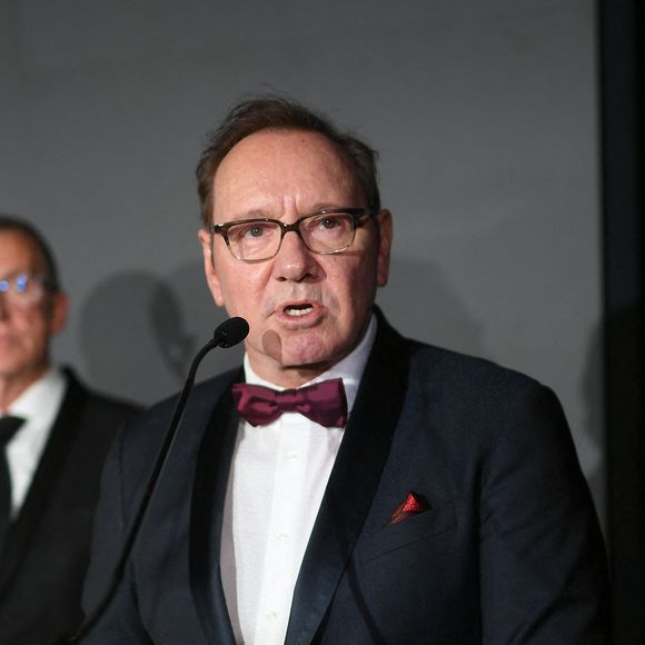Présumé innocent, Kevin Spacey s'est donc rendu à Cannes, ces derniers jours. L'acteur, qui sera prochainement à l’affiche du film "The Contract", a notamment reçu un prix de la fondation Better World Fund, pour saluer l'ensemble de sa carrière.

Manuel Collas de La Roche, Kevin Spacey - Soirée de gala "Better World Fund" à l'hôtel Carlton lors du 78ème Festival International du Film de Cannes le 20 mai 2025. © Lionel Urman/Bestimage