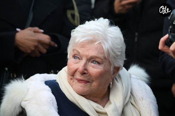 La chanteuse et comédienne revient sur plus de huit décennies de carrière.

Line Renaud - Line Renaud, 97 ans, a inauguré un jardin public qui porte son nom, à Lille, France, le mercredi 17 décembre 2025. © Claude Dubourg/Bestimage