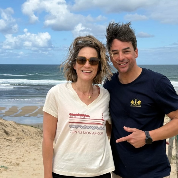 Claire Fournier et Julian Bugier sur la plage de Contis dans les Langes le 16 mai 2026 © Instagram