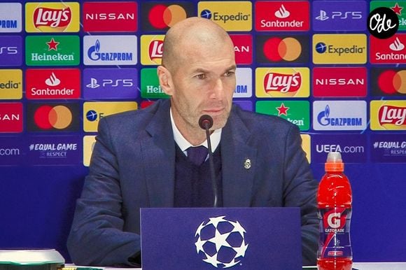 L'entraîneur-chef du Real Madrid Zinedine Zidane assiste à une conférence de presse de Ligue des Champions, le 2 décembre 2020.

© Bestimage