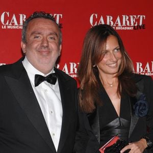 Le comédien et producteur Dominique Farrugia et sa femme posent pour des photos lors de la première du gala de la version française du grand succès de Broadway 'Cabaret', qui s'est tenue au théâtre des Folies Bergères à Paris, France, le 26 octobre 2006. Photo by Nicolas Khayat/ABACAPRESS.COM