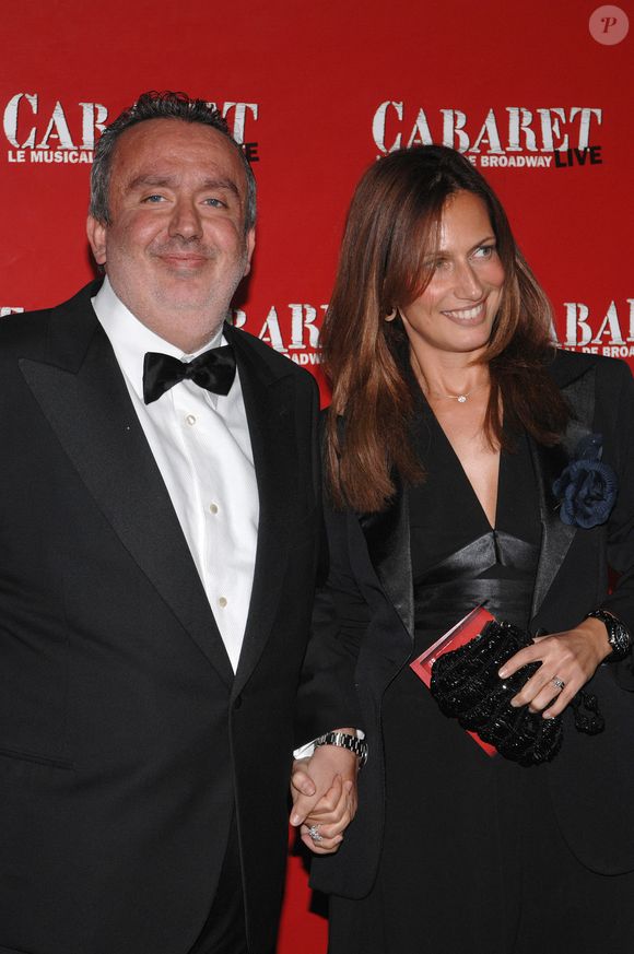 Le comédien et producteur Dominique Farrugia et sa femme posent pour des photos lors de la première du gala de la version française du grand succès de Broadway 'Cabaret', qui s'est tenue au théâtre des Folies Bergères à Paris, France, le 26 octobre 2006. Photo by Nicolas Khayat/ABACAPRESS.COM