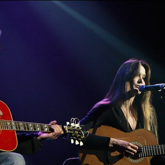 Leur idylle a duré environ un an, mais ils sont restés amis malgré la séparation.

Carla Bruni et Louis Bertignac au concert Homéopathie sans frontières au Zénith à Paris

AGENCE / BESTIMAGE