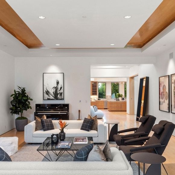 Exclusif - La nouvelle villa de Kanye West à Beverly Hills. Kanye a finalisé l'achat hors marché pour 35 millions de dollars. La propriété de style méditerranéen comprend environ 1900 m2 d'espace habitable, des jardins privés et des vues panoramiques sur la ville. Los Angeles, le 15 décembre 2024.