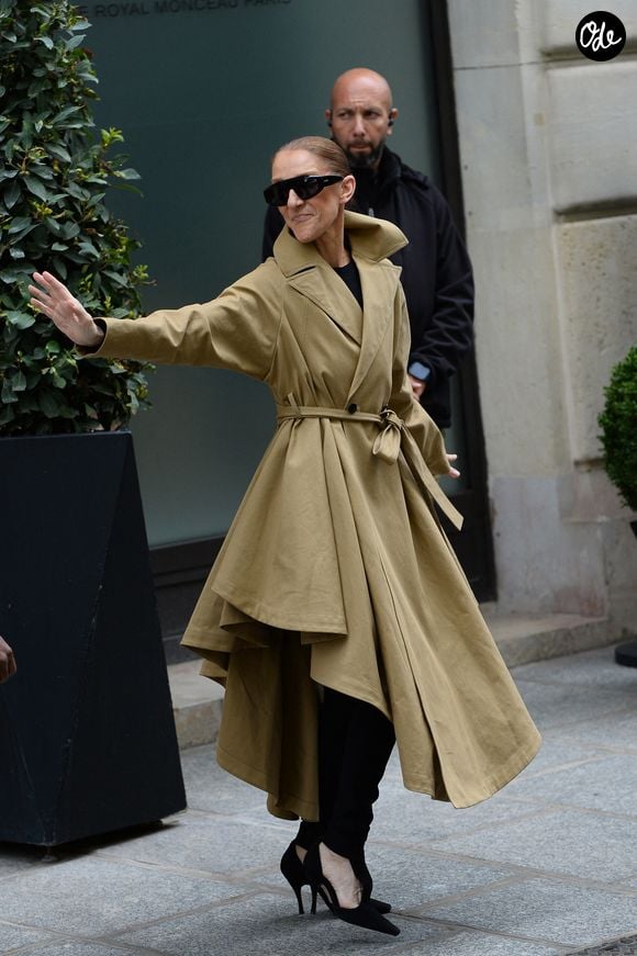 Céline Dion acclamée par ses fans à son arrivée au palace Royal Monceau à Paris, le 28 août 2026. 
©Agence / Bestimage