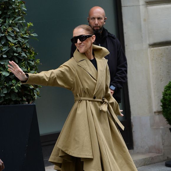 Céline Dion acclamée par ses fans à son arrivée au palace Royal Monceau à Paris, le 28 août 2026. 
©Agence / Bestimage
