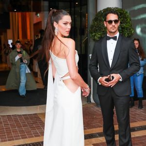 Iris Mittenaere et son compagnon Diego El Glaoui à la sortie de l'hôtel Barrière "Le Majestic" lors du 76ème Festival International du Film de Cannes, France, le 17 mai 2023. (Backgrid USA / Bestimage).