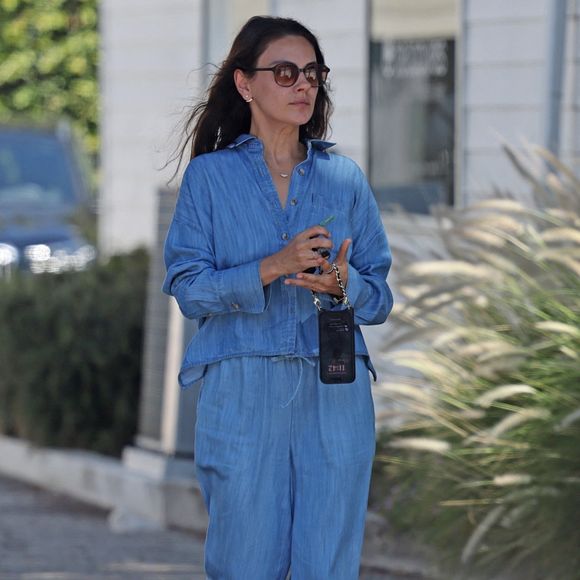 Mila Kunis s'est affichée dans un style décontracté alors qu'elle faisait ses courses à Studio City cette semaine. 

© Backgrid USA / Bestimage