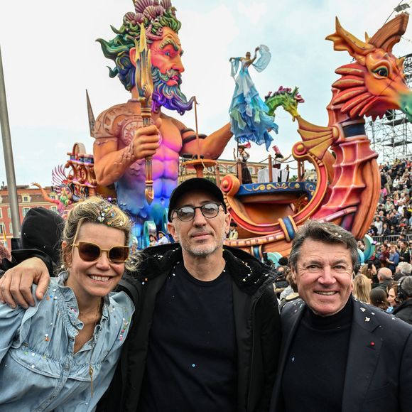 Gad Elmaleh a ouvert le premier corso carnavalesque en journée, en compagnie de Christian Estrosi, le maire de Nice, Laura Tenoudji Estrosi, leur fille Bianca, et Graig Monetti, l'adjoint au maire en charge de l'événementiel, durant la 140eme édition du Carnaval de Nice "Roi des Oceans" à Nice, le 23 février 2025.
Le Carnaval se déroule du 12 février au 2 mars 2025. Le Carnaval de Nice 2025 "Roi des Océans", est un préambule au rendez-vous mondial, que sera le Sommet des Océans qui se tiendra en juin 2025 dans la capitale azuréenne. Le Carnaval transmet des messages forts tels que la prise de conscience collective du réchauffement de la planète et du dérèglement climatique, à travers la satire, l'ironie et la féerie, qui forment l'ADN de cet événement. Il est le 1er carnaval de France et l'un des plus célèbres du monde, avec ceux de Rio et de Venise, attirant chaque année des dizaines de milliers de spectateurs.  Gad Elmaleh est souvent à Nice, car il a un projet de Festival d'Humour dont il serait le directeur artistique et qui devrait se dérouler à Nice en octobre 2025. Jubil, est le nom provisoire du festival qui est créé avec Grégoire Furrer, qui est à la tête du Montreux Comedy Festival. © Bruno Bebert / Bestimage