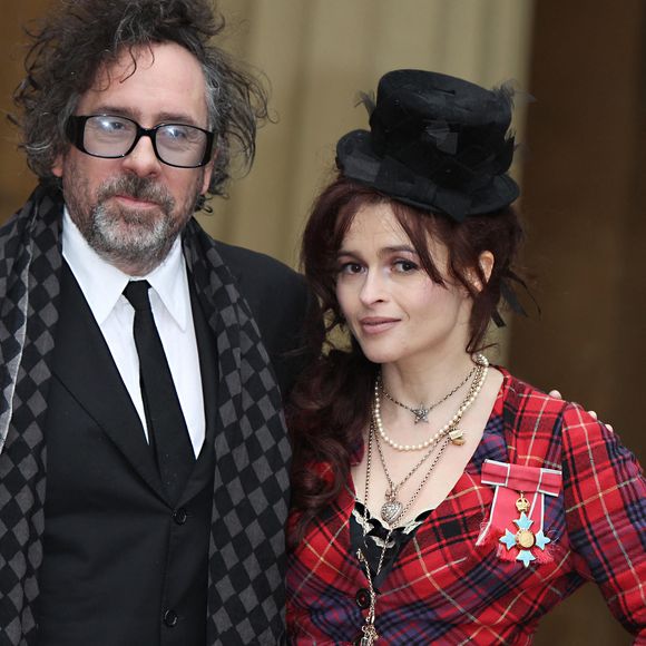 Helena Bonham Carter et son mari Tim Burton posent avec sa médaille de Commandeur de l'Empire britannique (CBE), après une cérémonie d'investiture au Palais de Buckingham dans le centre de Londres, Royaume-Uni, le 22 février 2012. Photo de Sean Dempsey/PA Photos/ABACAPRESS.COM