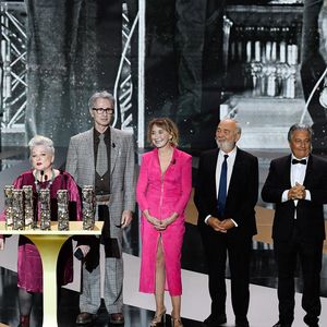Christian Clavier, Michel Blanc, Josiane Balasko, Thierry Lhermitte, Marie-Anne Chazel, Gérard Jugnot et Bruno Moynot lors de la 46e édition de la cérémonie des César du cinéma à l'Olympia à Paris, le 12 mars 2021. 

Photo : Villard Pierre / Bestimage