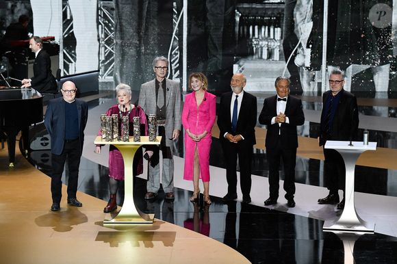 Christian Clavier, Michel Blanc, Josiane Balasko, Thierry Lhermitte, Marie-Anne Chazel, Gérard Jugnot et Bruno Moynot lors de la 46e édition de la cérémonie des César du cinéma à l'Olympia à Paris, le 12 mars 2021. 

Photo : Villard Pierre / Bestimage