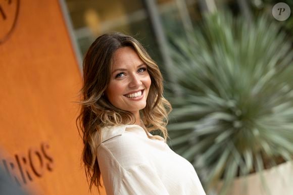 Elle est devenue officiellement ostéopathe, une profession exercée par seulement 47 000 Français.

Gennifer Demey au village lors des Internationaux de France de Tennis de Roland Garros 2025, à Paris, France, le 7 juin 2025. © Cyril Moreau/Bestimage