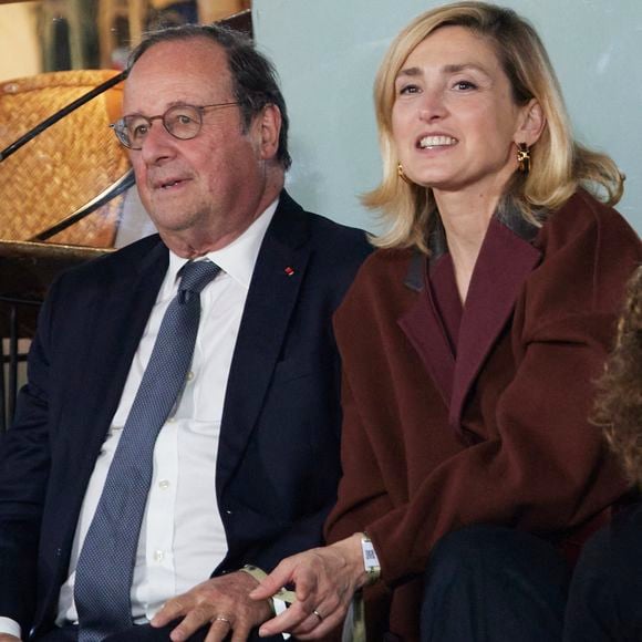 François Hollande et sa femme Julie Gayet assistent au match opposant C. Alcaraz à S. Tsitsipas lors des Internationaux de France de tennis de Roland Garros 2024 à Paris le 4 juin 2024. © Jacovides-Moreau/Bestimage