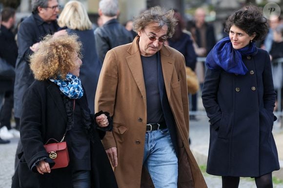 Jamila Ouzahir et Albert Dupontel aux arrivées des obsèques d'Emilie Dequenne au cimetière Père Lachaise à Paris, France, le 26 mars 2025. © Cyril Moreau/Bestimage