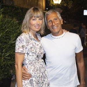 Exclusif - Nagui et sa femme Mélanie Page lors du spectacle "Les gros patinent bien" au théâtre de Verdure lors du 41ème Festival de Ramatuelle ( qui fête ses 40 ans) le 10 août 2025. © Cyril Bruneau / Bestimage