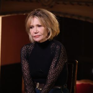 Exclusif - Clémentine Célarié lors de l'enregistrement de l'émission "Olympiascope" au théâtre Antoine, présentée par B.Montiel et diffusée le 2 mai 2025 sur Olympia TV, au théâtre Antoine à Paris, France, le 18 février 2025. © Denis Guignebourg/Bestimage