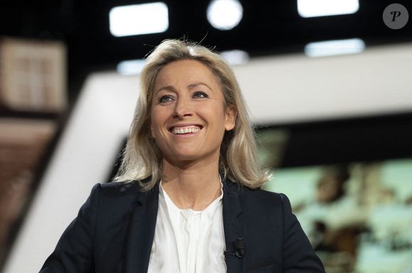 Anne-Sophie Lapix avant le début de l'émission politique 'Elysee 2022' sur France 2, à Saint-Denis, près de Paris, le 10 février 2022. Photo par Eliot Blondet/ABACAPRESS.COM