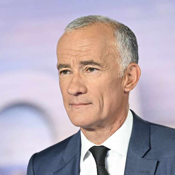 Un anniversaire que le présentateur du JT célèbrera entouré des siens (c'est un dimanche, il ne travaille pas)

Le journaliste Gilles Bouleau est photographié lors du journal télévisé de TF1 le 27 septembre 2023 à Boulogne-Billancourt près de Paris, France. Photo de Victor Joly/ABACAPRESS.COM
