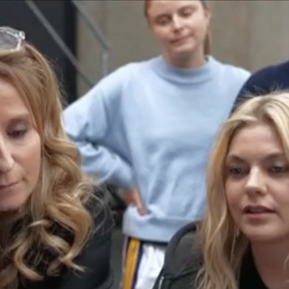 Louane Emera doit choisir le visuel officiel de l'Eurovision 2025, puisqu'elle y représentera la France, le samedi 17 mai 2025