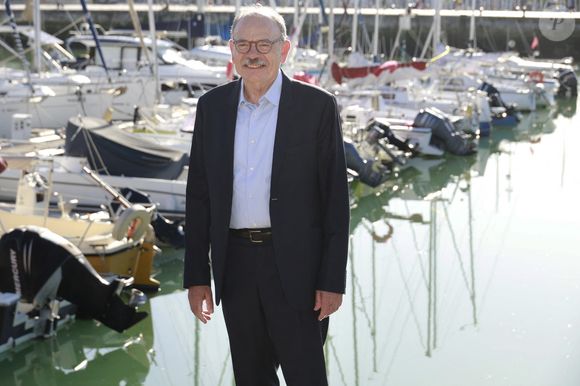 Il passe beaucoup de temps avec son fils de 11 ans et joue au tennis avec sa compagne, la réalisatrice Anna Novion.

Jean-Pierre Darroussin de la série Monsieur
La 27e édition du Festival de la Fiction de La Rochelle, mercredi 17 septembre 2025. © Christophe Aubert via Bestimage