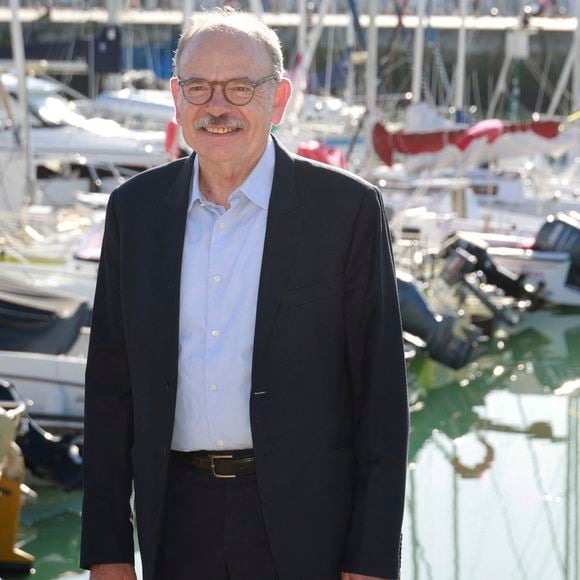 Il passe beaucoup de temps avec son fils de 11 ans et joue au tennis avec sa compagne, la réalisatrice Anna Novion.

Jean-Pierre Darroussin de la série Monsieur
La 27e édition du Festival de la Fiction de La Rochelle, mercredi 17 septembre 2025. © Christophe Aubert via Bestimage