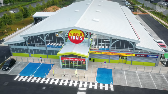 Grand Frais compte aujourd’hui 350 magasins, un chiffre d’affaires de 2,7 milliards d’euros et collabore avec 2 300 fournisseurs. 

Capture d'écran YouTube