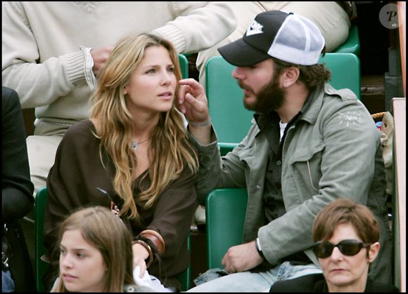 Elsa Pataky et Michael Youn - Internationaux de France de Roland-Garros - finale dames le 4/06/2005.
AGENCE / BESTIMAGE