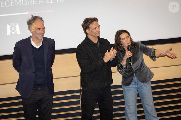Exclusif - Le directeur général de M6 Jérôme Fouqueray, David Hallyday et Vanessa Antelme, lors de la projection du film documentaire "Hallyday par David" dans les locaux de la chaîne de télévision française M6 à Paris, France, le 1er décembre 2025.Première du documentaire "Hallyday par David" qui sera diffusé le mercredi 10 décembre à 21h10 sur M6. En présence de David Hallyday et de sa famille.. Photo par Alexis Jumeau/ABACAPRESS.COM