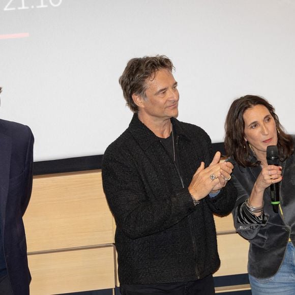 Exclusif - Le directeur général de M6 Jérôme Fouqueray, David Hallyday et Vanessa Antelme, lors de la projection du film documentaire "Hallyday par David" dans les locaux de la chaîne de télévision française M6 à Paris, France, le 1er décembre 2025.Première du documentaire "Hallyday par David" qui sera diffusé le mercredi 10 décembre à 21h10 sur M6. En présence de David Hallyday et de sa famille.. Photo par Alexis Jumeau/ABACAPRESS.COM
