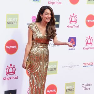 "Je me suis mariée et cela a beaucoup changé", confie-t-elle.
George Clooney, son épouse Amal Clooney et la mère de celle-ci, Baria Alamuddin, sont aperçus alors qu'ils assistent à la célébration du King’s Trust au Royal Albert Hall de Londres, en Angleterre, le 11 mai 2026. Backgrid UK/ Bestimage