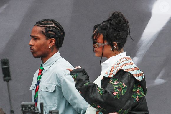 Parmi les nombreux invités prestigieux de l'événement, on note également les présence de Rihanna et Asap Rocky.

Asap Rocky et sa compagne Rihanna, enceinte de son troisième enfant - Arrivées au défilé DIOR de la mode homme Printemps/Été 2026 dans le cadre de la Fashion Week de Paris à l'Hôtel National des Invalides, Place Vauban, à Paris, France, le 27 juin 2025. © Christophe Clovis/Bestimage